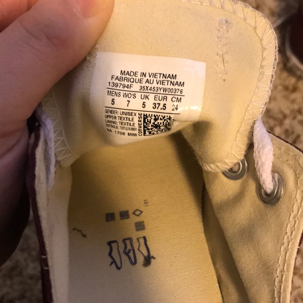 Maroon converse - Picture 4 of 5